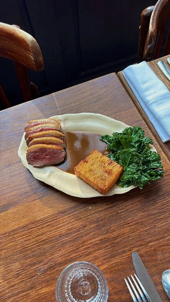 Assiette de canard et millefeuille de pomme de terre 